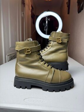 Balmain 'Combat' Boots |
Women's | Sz 38 / US 8